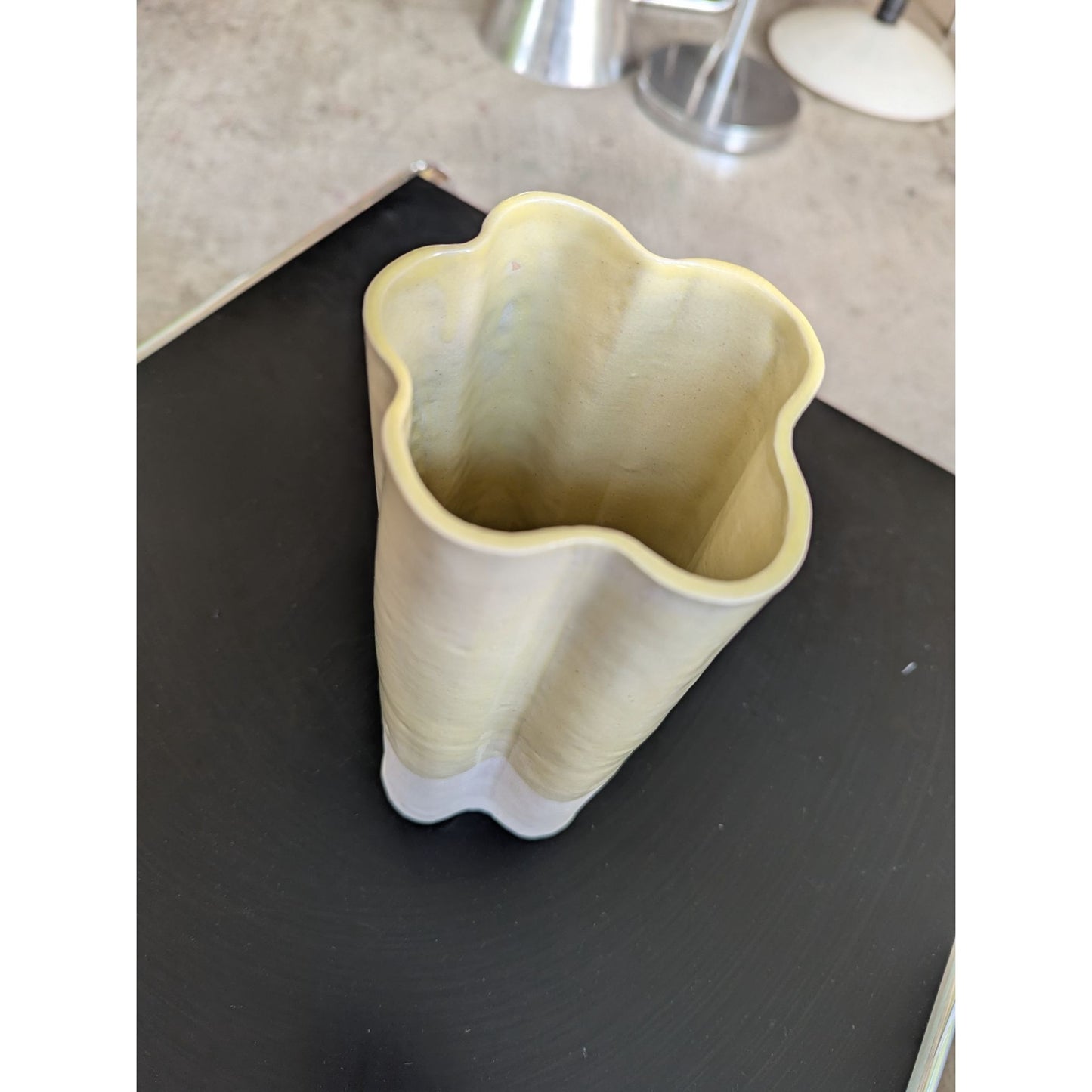 Vase Asymétrique En Céramique Par Chloé Céramique 21 Cm Hauteur 105 Cm Diamètre Beige Et Blanc