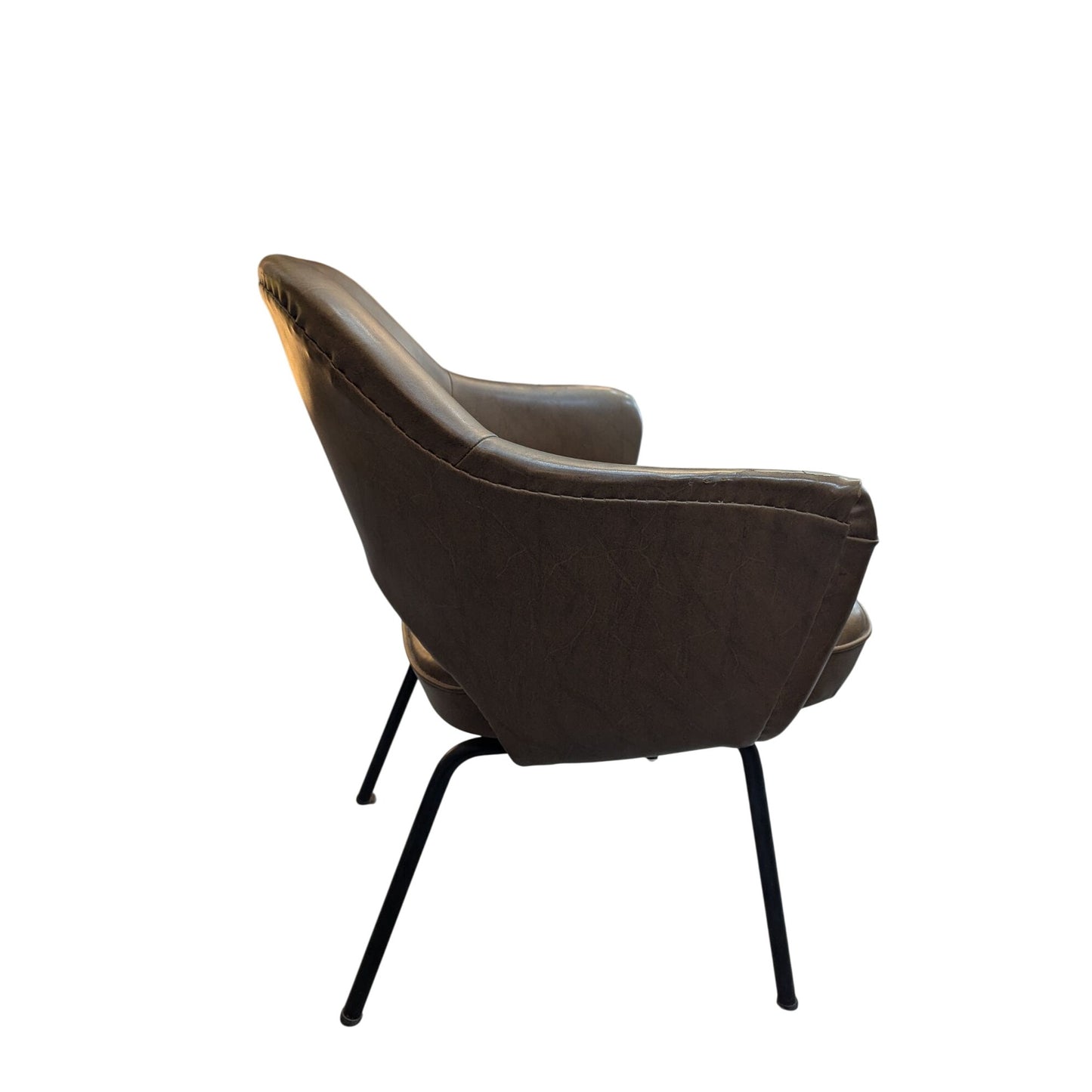 Paire De Fauteuils Conférence Style Saarinen En Cuir Marron Sur Pieds Métal Noir