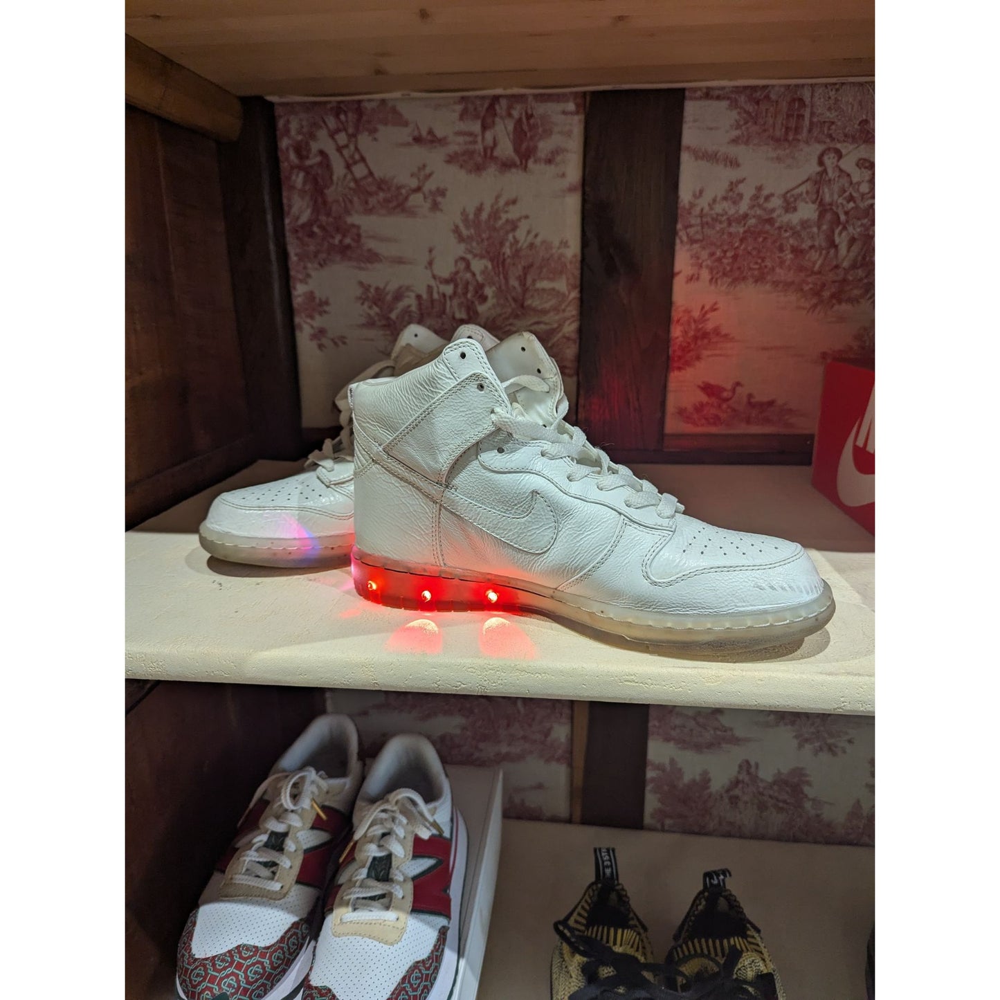 Custom Nike Blanches Avec Lumières LED Intégrées Dans La Semelle