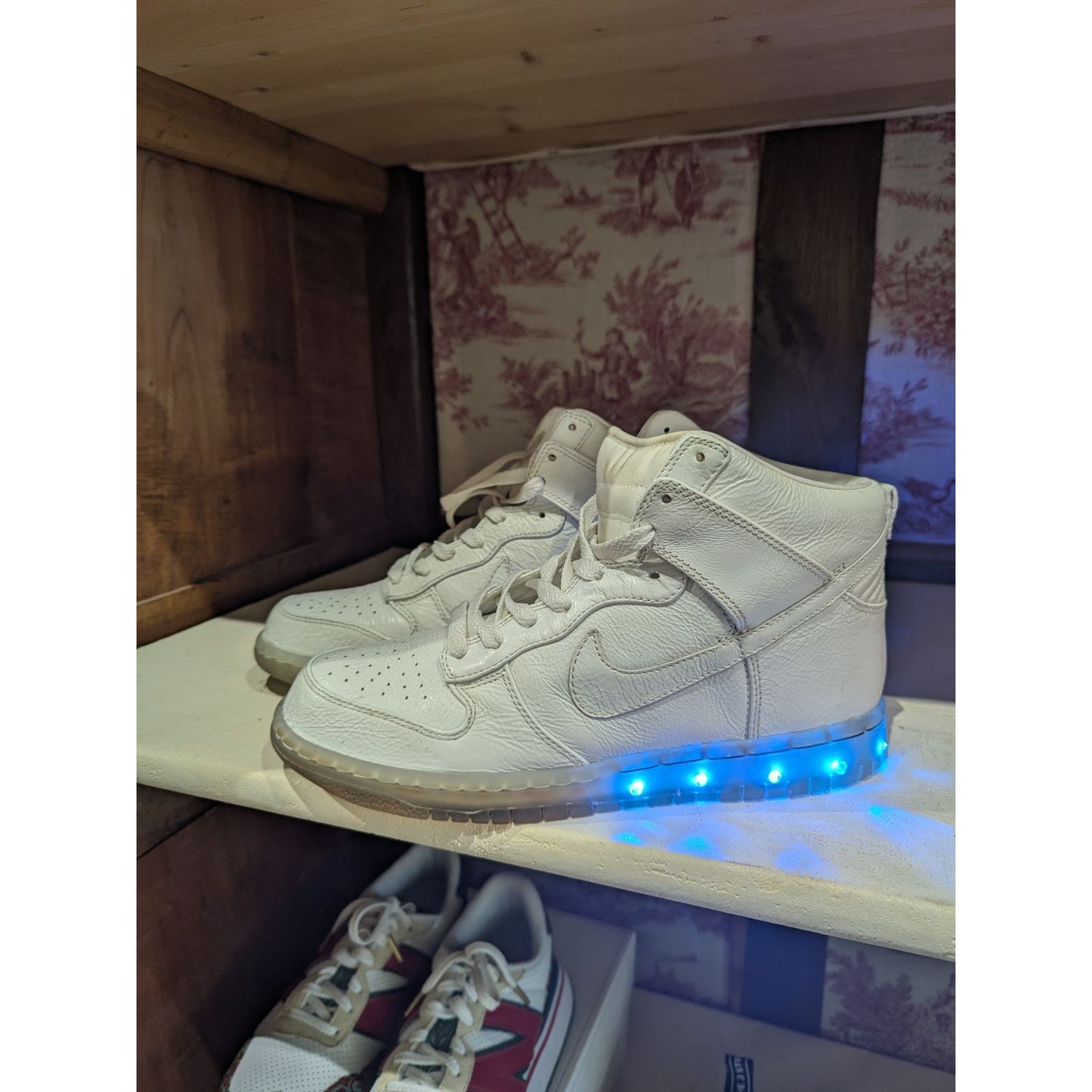Custom Nike Blanches Avec Lumières LED Intégrées Dans La Semelle