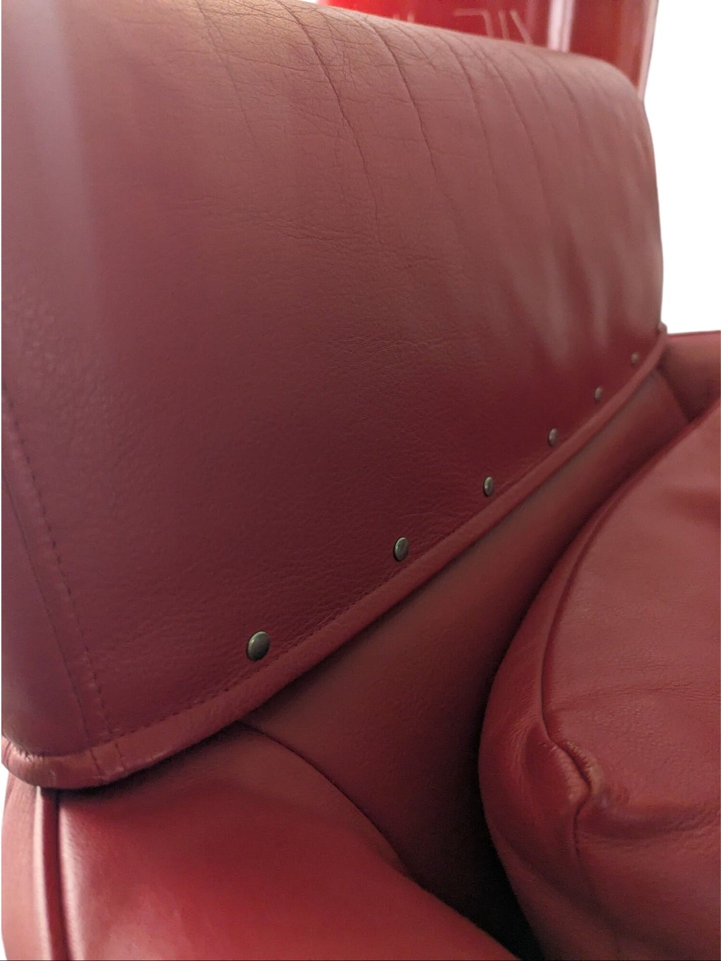 Paire De Fauteuils Ligne Roset Rouge En Cuir Avec Piètement Acier Chromé & Clouté 80cm/80cm/85cm