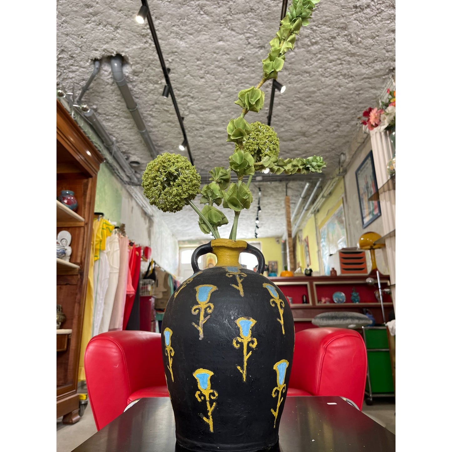 Vase En Terre Cuite Noir Peint À La Main Avec Motifs Jaunes Et Bleus