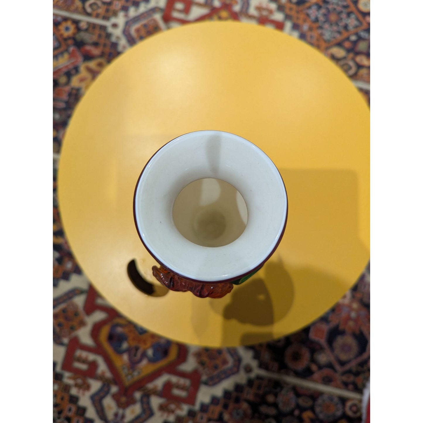 Vase en verre artisanal avec détails floraux 3D et motif de vigne verte