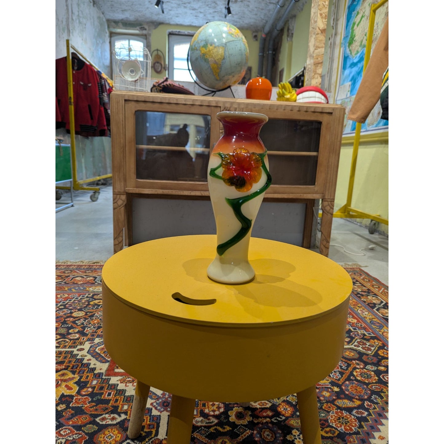 Vase en verre artisanal avec détails floraux 3D et motif de vigne verte