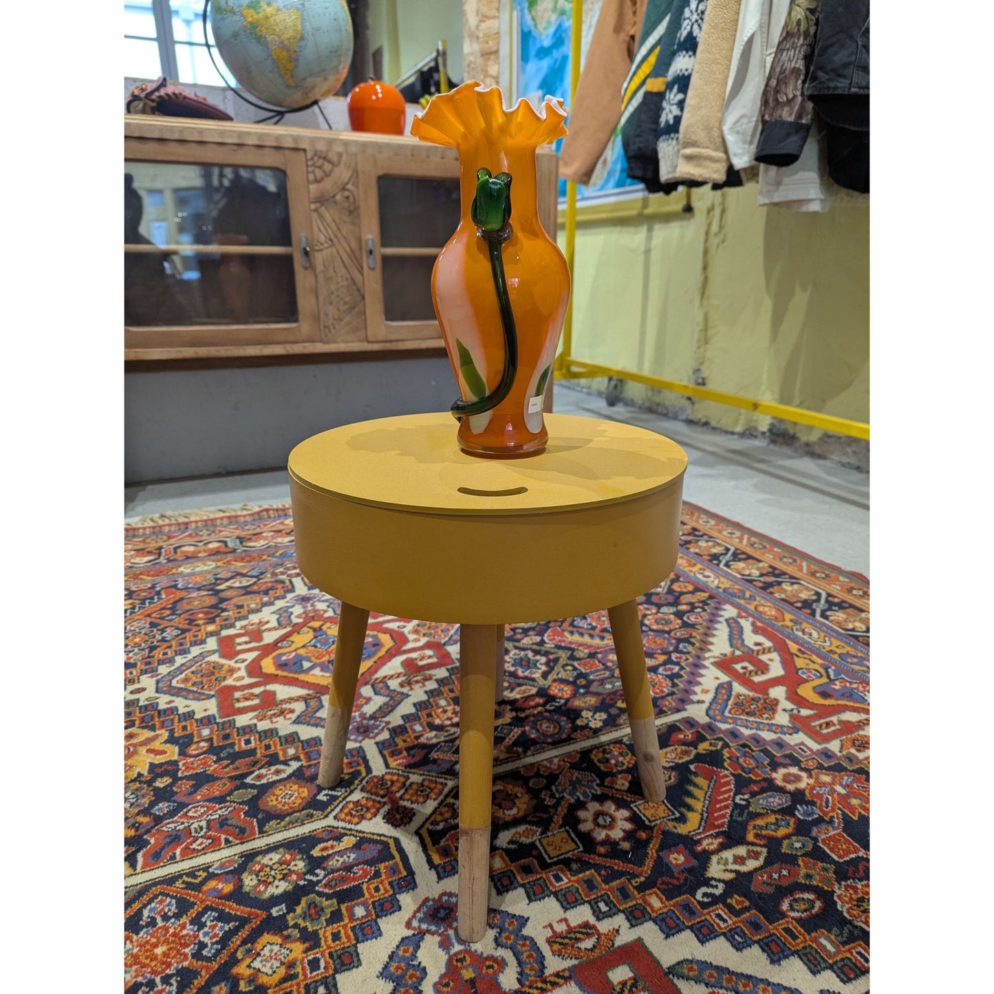 Vase en verre artisanal avec détails floraux 3D et motif de vigne verte