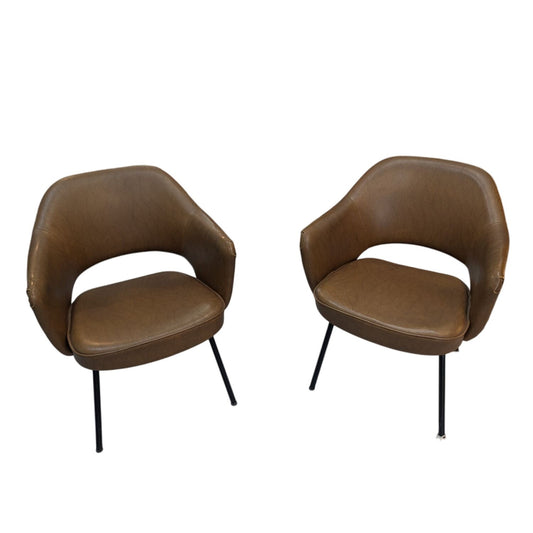 Paire De Fauteuils Conférence Style Saarinen En Cuir Marron Sur Pieds Métal Noir