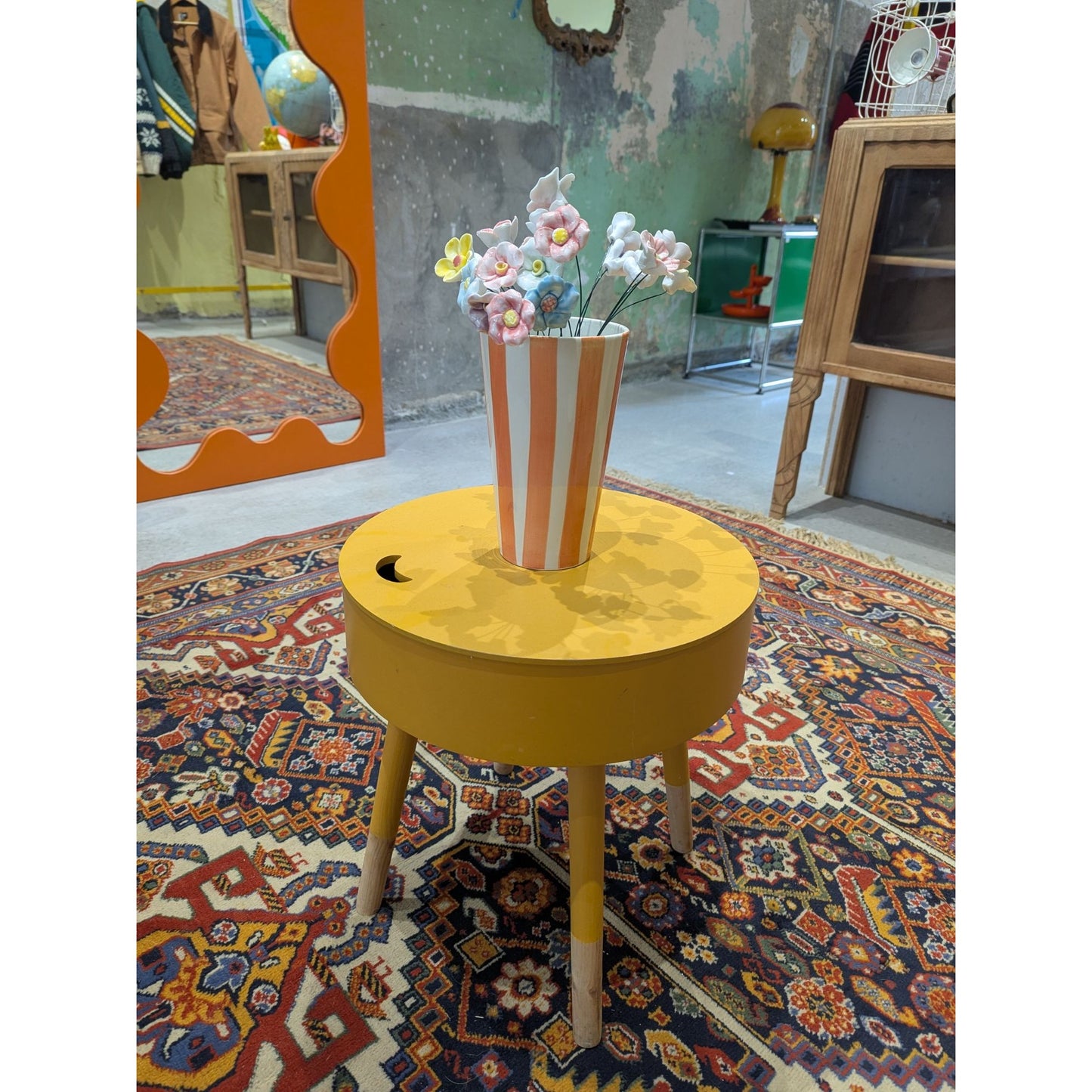 Vase en céramique rayé orange et blanc 21 cm de haut, décoration d'intérieur