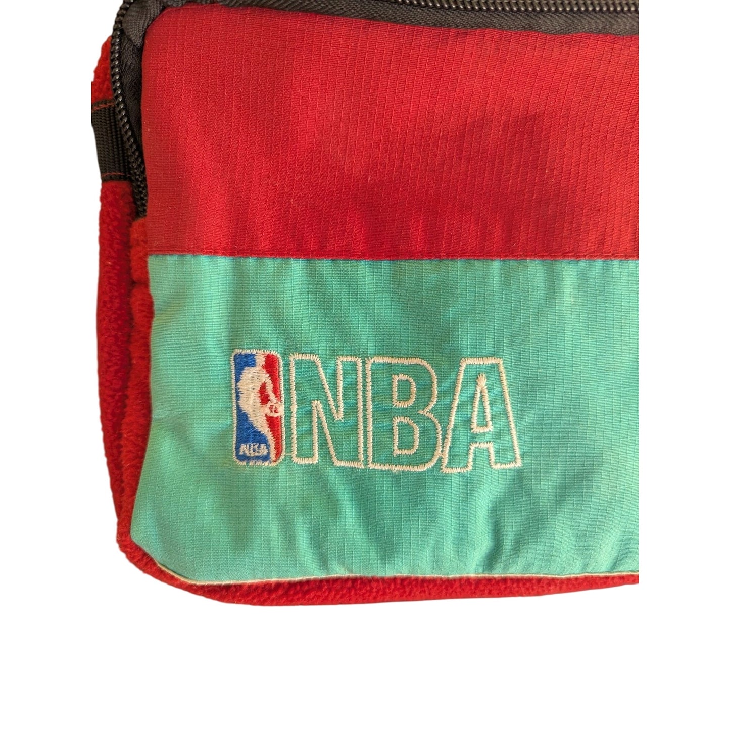 Sacoche Upcyclée Memphis Grizzlies NBA Édition Unique 22x20cm Rouge/Turquoise Avec Bandoulière Réglable & Nombreuses Poches