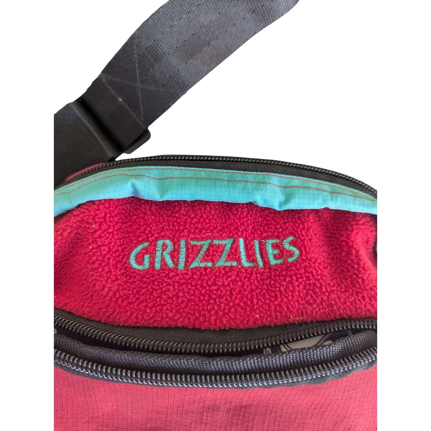Sacoche Upcyclée Memphis Grizzlies NBA Édition Unique 22x20cm Rouge/Turquoise Avec Bandoulière Réglable & Nombreuses Poches