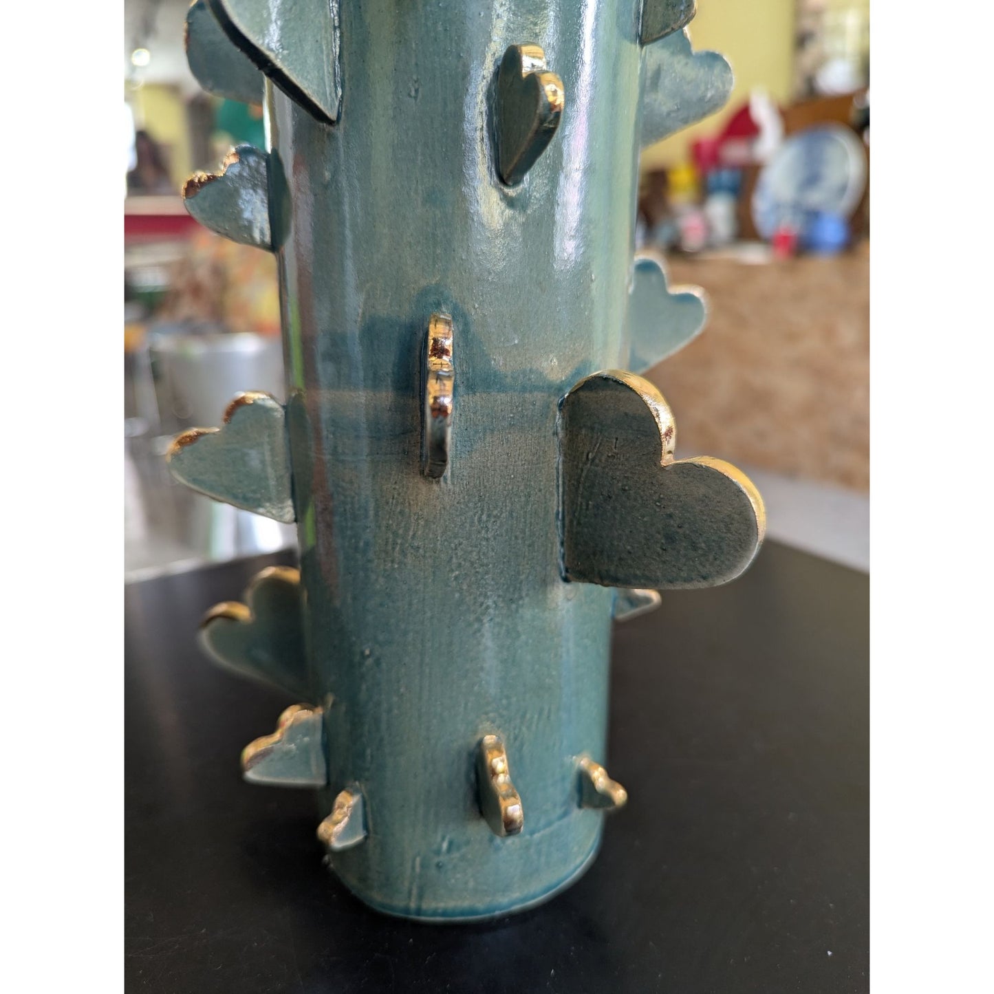Vase En Céramique Fait Main À Orléans Avec Cœurs Décoratifs Dorés