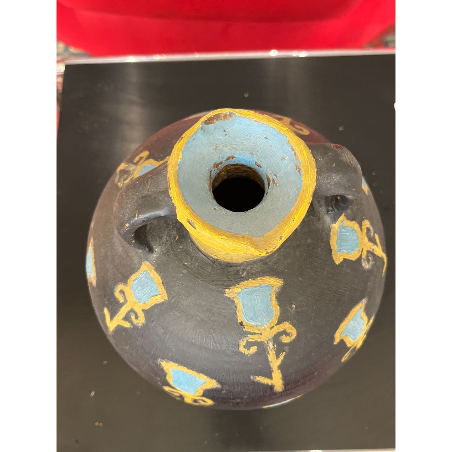 Vase En Terre Cuite Noir Peint À La Main Avec Motifs Jaunes Et Bleus