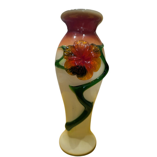 Vase en verre artisanal avec détails floraux 3D et motif de vigne verte