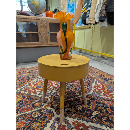 Vase en verre artisanal avec détails floraux 3D et motif de vigne verte