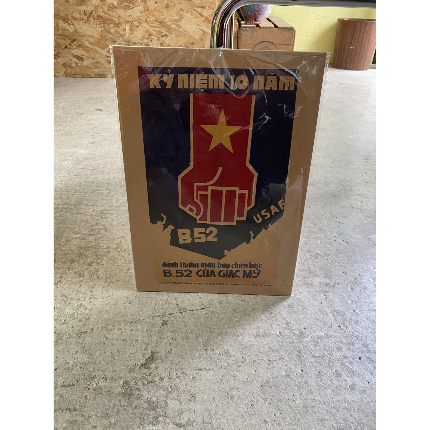Affiche Commémorative Vietnamienne B52 USAF Kỷ Niệm 10 Năm Hauteur 39cm Largeur 28cm Papier Cartonné Durable